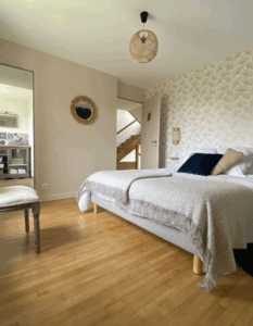 spacious guest suite with private lounge in Normandy